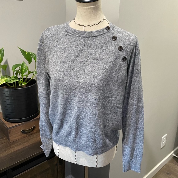 Abercrombie & Fitch sweater with button details. Woman’s size XSmall - Picture 12 of 14